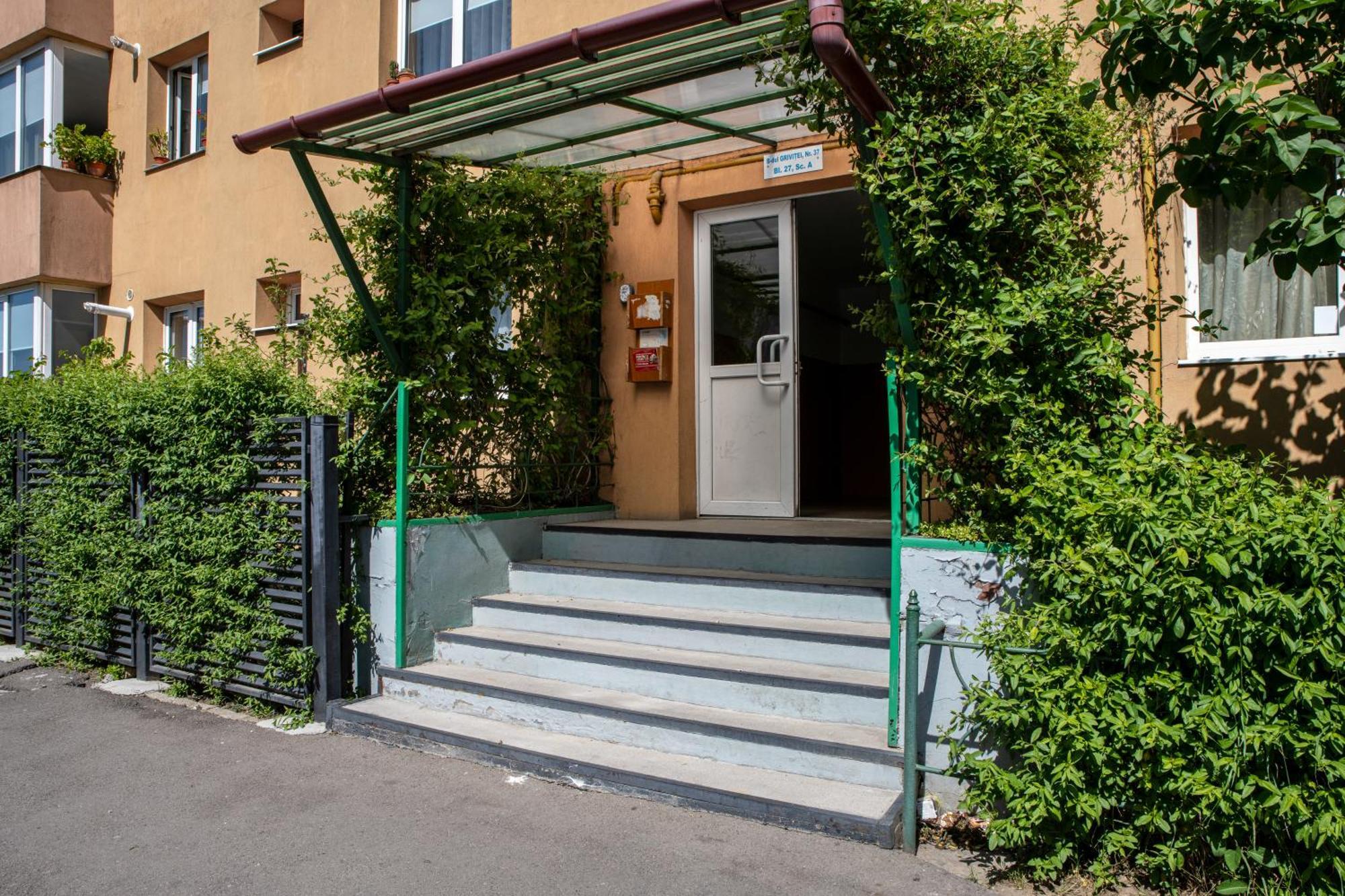 Apartment Springhome - Cozy With Balcony & Parking